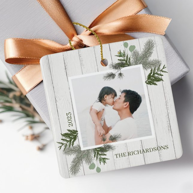 Foton för Festive Gräs & Rustic White Wooden Shipl Julgransprydnad Keramik (Festive Pine & Rustic White Wooden Shiplap Photos Ceramic Ornament)