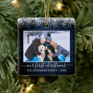 Foton för första julfamiljen i Snö Top Blue Wood Julgransprydnad Keramik