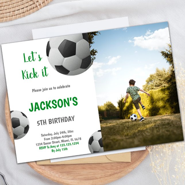 Foton för Grönten Svartvitt Boll Inbjudningar (Black and White Ball Green Text Soccer photo Invitation)