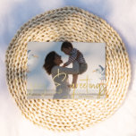 Foton för Seas och Hälsning Beach-tema<br><div class="desc">Cute "Seas and Hälsning"-fotokortet har en fotoframsida i fullt med ett skript för folie "seas and hälsning" och ditt namn och år. Två varma väder fiskmåsar ram ditt foto. Med en enkel vit bak kan du skriva ditt eget julmeddelande hälsning,  lämna utrymmet tomt eller redigera färg!</div>