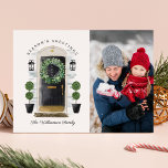 Foton för svart vattenfärgsfoto i Seasons Hälsning Julkort<br><div class="desc">Snyggt hem för helgdagarna hälsningskort att önska din familj ett God jul i julhelgen. Vår design har en egen handmålad, svart, vattenfärgad ytterdörr med en fin julkrans helgdag. Står i kontakt med guld på brevlådeplatsen, dörrhandtaget och dörrparkeringsskylten. Modern svart utomhusvägg ljus och en lyckad dörröppningsdörr fullbordar den här charmerande helgdag...</div>