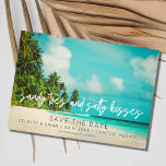 Foton för Tropical Beach Destination Wedding Photo Spara Datumet<br><div class="desc">Den vackra tropiska strandscenen bröllop spara datum för ditt destinationsbadbröllop. En vacker strandscen med meddelandet "Sandy toes and salty kisses" tillsammans med namn, bröllop datum och plats. Lägg till förlovningens foto på baksidan. Skicka korten till familj och vänner, be dem spara datumet och vara en del av en speciell dag...</div>