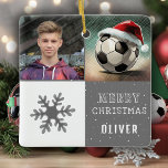 Foton från fotbollsbuss med Santa Hat Snowflake Ph Julgransprydnad Keramik<br><div class="desc">Fotbollsskål med Santa Hat Snowflake Photo Ceramic Ornament. Grått och vit bakgrund med en roligt fotboll med röd tomhatt. Denna julprydnad är en för barn och ungdomar i perfekten. Anpassningsbarnas foto, snöflingan och ett boll med julhatt kommer att ge en lekfull och glatt beröring, medan anpassningsbarnas foto gör det verkligt...</div>