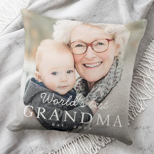 Foton från världens bästa mormor-mormor under det kudde