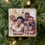 Foton i Modern Simple Play-skriptfamiljen Julgransprydnad Keramik<br><div class="desc">Design består av modern och lekfull skripttypografi. Lägg till familjefotografier.</div>