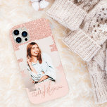 Foton med monogrammet Girly ro guld glitter i<br><div class="desc">Girly ro glitter-glänsslen monogrammerade med en penselpenselbild för övertäckningsmask på mjuk pastellbild  rosa.</div>