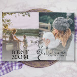 Foton Mor i bästa Mamma Modern Foliage 2-Anpassnin Kökshandduk<br><div class="desc">Bästa Mamma Modern Foliage 2 Anpassningsbar Foton Mor Kitchen Towel. 2 anpassningsbar foton som läggs över av texten i Best mamma,  namn och ett vanligt svart blad-ornament. Lägg till dina foton och din namn. Skapa din egen personliga gåva till mor för Mor dag,  födelsedag eller jul.</div>