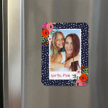 Foton Mors dag i Bright Blommigt Anpassningsbar Magnet<br><div class="desc">Anpassningsbarna skrev ut Mors dag-personligen med ditt foto och din text. Den här roligtens moderna utformning har en ljus, färgstark blommigt gräns och abstraktens punktbakgrund. Använda designen verktyg för att lägga till fler foton, redigera texten med ditt eget speciella meddelande och anpassa typsnitt och färg för att skapa dina egna...</div>