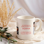 Foton och födelseattentat i Nana 2 Anpassningsbar  Kaffemugg<br><div class="desc">Modern keepsakefoto mugg för en ny nana. Utformningen har en rosa- och vit färg-palett med skrivtext och modern typografi. Mallen är utformad så att du kan lägga till två foton, nanas nya titel (nana, morma osv.) samt exakt tid och datum som hon kvalificerade som ny morförälder. (Om du vill ändra...</div>