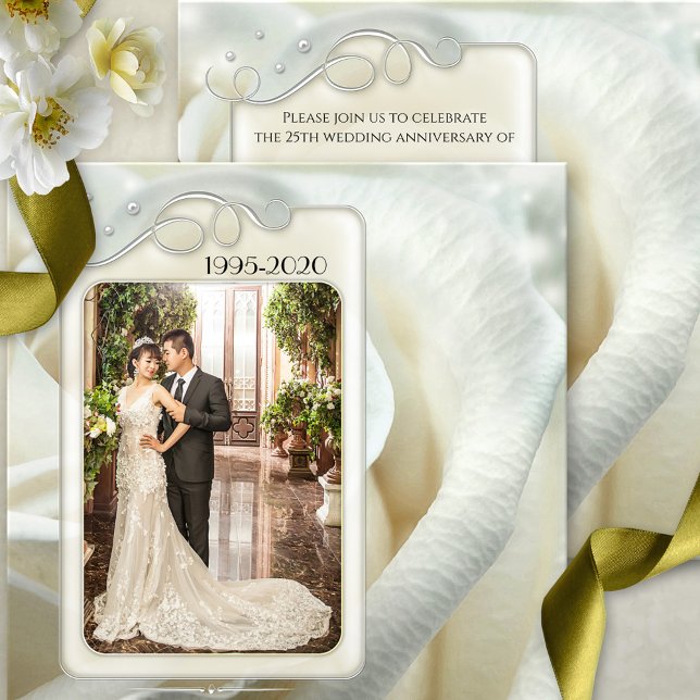 Foton på 25:e Bröllop-årsdagen för silver i Elfenb Inbjudningar (A romantic 25th wedding anniversary invitation with photo framed by a silver design and ivory rose)