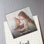 Fotoöverlägg med enkel Snyggt Calligraphy-skript Magnet<br><div class="desc">Den här designen har en enkel,  minimalistisk familjetypgrafisk fototryckning med ett kalligrafiskt skript för trendiget snyggt,  ett minimalt klassiskt fyrkantigt foto bild,  vit textmarkering stil,  med vit övertoningsteckensnittsdesign stil,  med kreativ mjukt fjädrad kant,  familjefotografering minimalism wall art,  hemmakontorets dekoravtryck,  enkel förenklad fotomall,  elegant liknande väggkonst.</div>