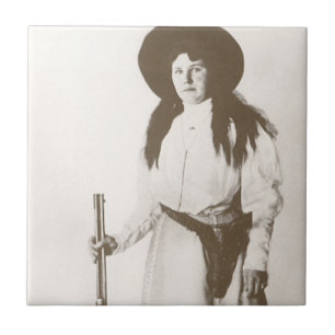 Fotoporträtt av en cowgirl som håller en gevär, c1 kakelplatta