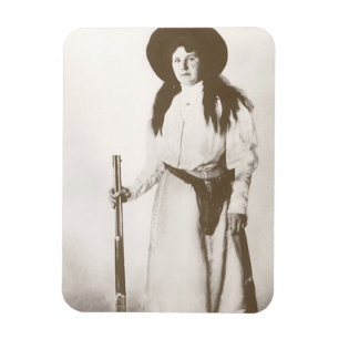 Fotoporträtt av en cowgirl som håller en gevär, c1 magnet