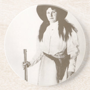 Fotoporträtt av en cowgirl som håller en gevär, c1 underlägg