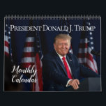 Fotopresident Donald J Trump Kalender<br><div class="desc">Foton från det enastående Trump-ordförandeskapet. Den vackra och elegant Trump Calendar med sentimental bilder från under Trumpordförandeskapet, inklusive Salute till Amerika, Mount Rushmore Tal, möten med världsledare, namnteckningsorder, resor till Indien, landstigning av flygplan och helikoptrar med första familjen, Halloween Trick-or-Treat, Melania Trump och Mike Pence vid jul. Högtidlighålla president Trumps...</div>