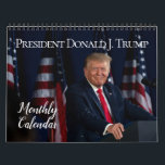 Fotopresident Donald J Trump Kalender<br><div class="desc">Foton från det enastående Trump-ordförandeskapet. Den vackra och elegant Trump Calendar med sentimental bilder från under Trumpordförandeskapet, inklusive Salute till Amerika, Mount Rushmore Tal, möten med världsledare, namnteckningsorder, resor till Indien, landstigning av flygplan och helikoptrar med första familjen, Halloween Trick-or-Treat, Melania Trump och Mike Pence vid jul. Högtidlighålla president Trumps...</div>