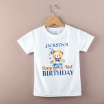 Fotoproppar tryckta på föregående pojkar t shirt<br><div class="desc">Beary first boys födelsedagsfest tableware personlig födelsedagskalender t-shirt,  vattenfärgssöt nalle klädd i pant och en bockslips med en blå ballong party fotopropp t-shirt</div>