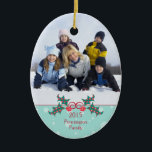 Fotoprydnadsföremål för julklapp i anpassadet julgransprydnad keramik<br><div class="desc">Denna ovalformade keramiska ornament har en juldesign som är utformad för helgdag. Vid grund finns det en kullbäddbuss med året och namn som lätt är anpassade med er text. Överst kan du lägga till ett eget foto. Copyright © Sarah Paris</div>