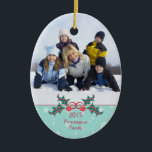 Fotoprydnadsföremål för julklapp i anpassadet julgransprydnad keramik<br><div class="desc">Denna ovalformade keramiska ornament har en juldesign som är utformad för helgdag. Vid grund finns det en kullbäddbuss med året och namn som lätt är anpassade med er text. Överst kan du lägga till ett eget foto. Copyright © Sarah Paris</div>