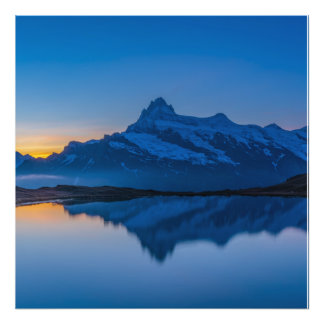 Fotorealistisk blå bergsolnedgång vatten fototryck