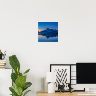 Fotorealistisk blå bergsolnedgång vatten poster