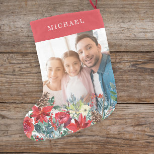 Fotoröd, söt familj, rustik monogrammad liten julstrumpa