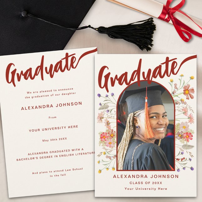 Fotoskript för Boho Wildblomch Arch Student Meddelande (Elegant wildflower arch graduate photo burnt orange calligraphy script Graduation announcement card)