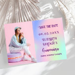 Fotoskript för holografisk rosa lila Quinceanera Spara Datumet<br><div class="desc">En modern och elegant Spara datum för en Quinceañera. Holografisk bakgrund,  rosa,  lila myntbakgrund grönt. Anpassa och lägg till ett foto,  datum och namn.</div>