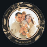 Fotosvart jul i familjen guld runt klistermärke<br><div class="desc">Modern Elegant Calligraphy Black and Guld Family Photo God jul Script Classic Round Sticker. Den här utformningen av foto-helgdag har en söt faux botanical guld löv med bär,  namn och år i guld-skript på svart bakgrund från färg.</div>