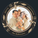Fotosvart jul i familjen guld runt klistermärke<br><div class="desc">Modern Elegant Calligraphy Black and Guld Family Photo God jul Script Classic Round Sticker. Den här utformningen av foto-helgdag har en söt faux botanical guld löv med bär,  namn och år i guld-skript på svart bakgrund från färg.</div>