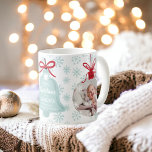 Fotot från första julmas-mormklockblåsnowflake kaffemugg<br><div class="desc">Första jul som mormor med vinteris blå snöflingor mönster,  bästa mormor någonsin! Med julmas prydnadsform 2 fotoövertäckning och klockform. Alla färg är redigerbara.</div>