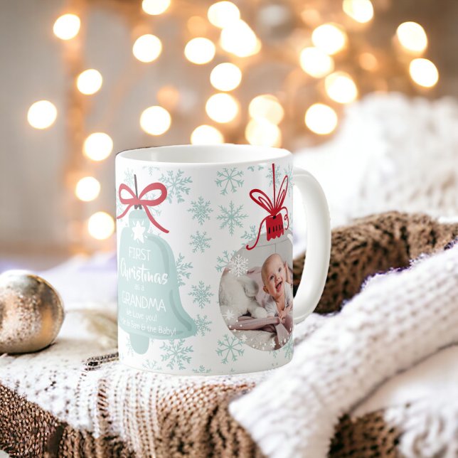Fotot från första julmas-mormklockblåsnowflake kaffemugg (First christmas grandma bell blue snowflake photo coffee mug)
