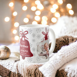 Fotot från första julmormapelrött snowflake kaffemugg
