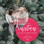 Fotot från morföräldrar, första julskript julgransprydnad keramik<br><div class="desc">Ladda upp ditt favoritfoto (helst fyrkantigt),  sätt in din text,  namn och datum och gör trendigets moderna Glatta rosa-skript Julgran till en keepsaké-gåva för att påminna mormor och morfar om deras första jul som morföräldrar!</div>