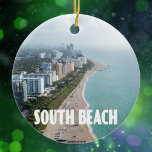 Fotot South Beach Miami Florida Kusten Julgransprydnad Keramik<br><div class="desc">South Beach,  Miami,  Florida skyline-foto av strandlinjen med strand och byggnad i roligten för en roligt ställe. Södra stranden i namn ligger vid grund i ett typsnitt för konst deco.</div>