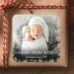 Fototacksam, välsignad snöflake från Guld Fyrkantigt Klistermärke<br><div class="desc">"Tack, tack, välsignad." En lekfull bild av champagne guld glitter snöflingor, vit handskriven typografi och konetti-prickar mot det foto du väljer hjälper dig att sätta igång i Thanksgiving, jul och nyår. Känn julhelgens värme och glädje när du användor den här snyggten och det moderna anpassningsbarna. Matchning och samordning av kort,...</div>