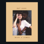 Fototext för kamelminimalistisk Anpassningsbar Poster<br><div class="desc">Camel Beige Minimalist Anpassningsbar Photo Text Couple Poster med stort blanksteg ram, par/nylyweds namn och förlovning i ett modernt och enkelt sans serif-teckensnitt och ett personlig-foto. Skapa en perfekt-gåva från bröllop, förlovning och uppvärmning av hemmet party för par, nygifta, möhippa, använda som keepsaké och fyll minnena för varje extraordinär händelse...</div>