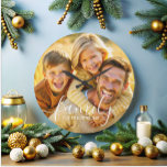 Fototextövertäckning för enkel Elegant-familj Stor Klocka<br><div class="desc">Skapa en tidslasseliten familjkeepé med den här enkla, elegant fotoklockan. Med en minimalistisk design med ett charmigt familjskript överlägg visningar den här plaque på ett vackert sätt din favoritfamilj bilder. Perfekt för barn, föräldrar och morföräldrar är en underbar gåva till mors dag eller fars dag. Det är ett sött sätt...</div>