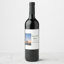 Fototypisk vit elegant, bröllop mod vinflaska etikett