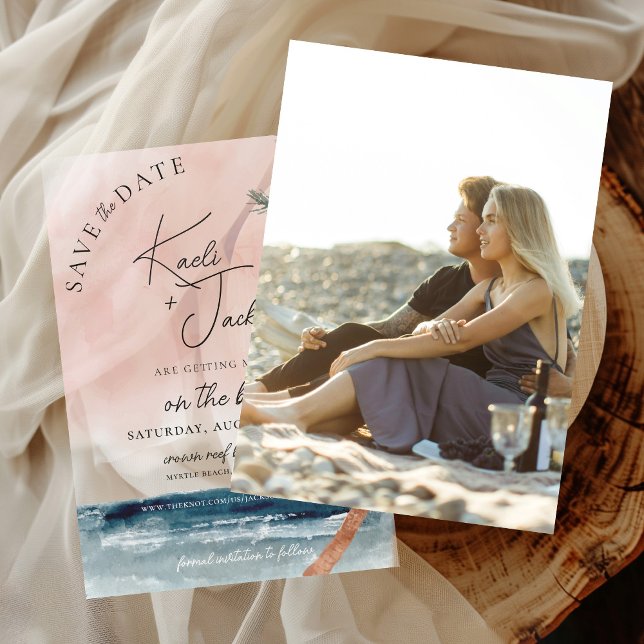 Fotounderlägg för Watercolor Beach Handflatan Träd Spara Datumet (Unique watercolor beach palm tree pink navy wedding save the date photo card under vellum overlay)