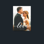Fotoutskrift av Bröllop med modern anpassningsbar  Canvastryck<br><div class="desc">Fira din kärlek-artikel med det här moderna inslagna bröllop-fotoutskriften på arbetsytan, som innehåller dina favoritbilder bröllop porträtt, namn och bröllop i elegant-skript. Den blomstrande "kärlek"-kalligrafiövertäckningen ger en romantisk beröring och skapar en tidlös nyckelroll för ditt hem. Perfekt som en bröllop-gåva, jubileumsdekoration eller möhippa som är närvarande, den här anpassningsbarna kan...</div>