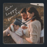 Fotoväggsklocka för vår Lycklig-familj Fyrkantig Klocka<br><div class="desc">Den här moderna klockan har ditt bästa familjefoto,  med handskrivet skript i eleganten "Vår lycklig-familj".</div>