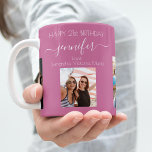 Fotovänner på födelsedagen namn mörk rosa  kaffemugg<br><div class="desc">En gåva från vänner för en kvinnas 21:a födelsedag, som firar hennes liv med tre av dina foton av henne, hennes vänner, familj, intresse eller husdjur. Anpassa och lägg till namn, 21 år och namn. En bakgrund för rosa av mörk färgad. Hennes namn är skrivet med ett modernt handskript i...</div>