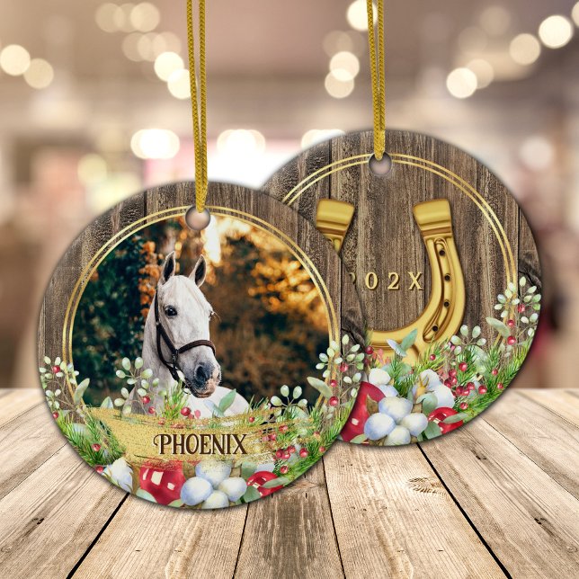Fotovirke ram guld jul julgransprydnad keramik (Horse photo personalized Christmas ornament with barn wood, gold horse shoe and Christmas wreath.)