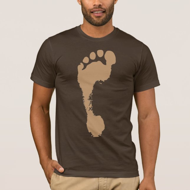 Fotspår i brunt tee shirt (Framsida)