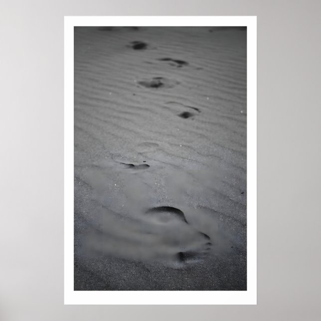 Fotspår i Sand Finkonsttryck Svart och Vitt Poster (Framsidan)