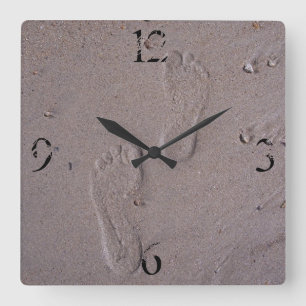 Fotspår i sanden fyrkantig klocka
