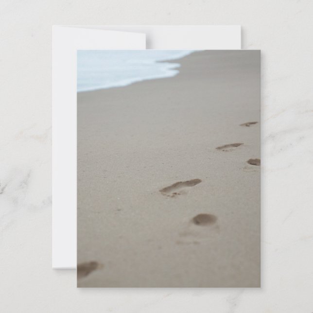 Fotspår på en moçambikisk strand anteckningskort (Framsida)