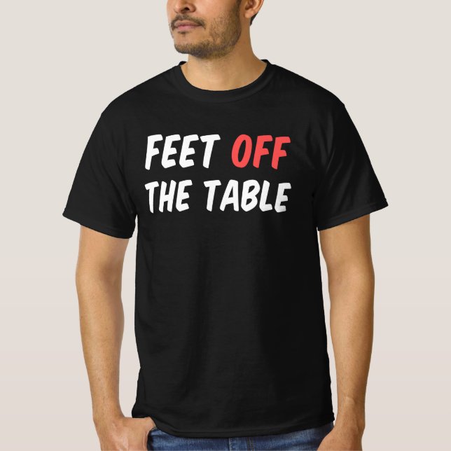 Fötter Av Bordet T Shirt (Framsida)