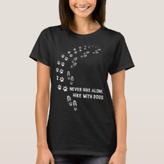 fotvandra aldrig den ensamma vandringen med hundar t shirt